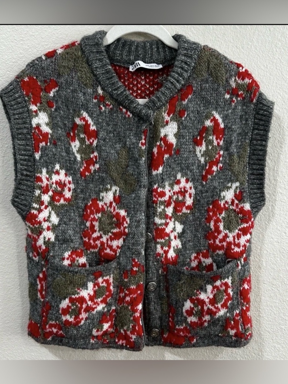 Zara‎ Floral Jacquard Chunky Knit Vest
Size S